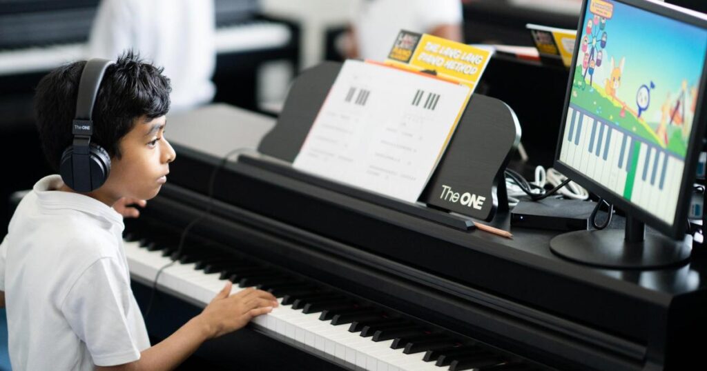 Lang Lang foundation donates ‘piano lab’ to Hackney school