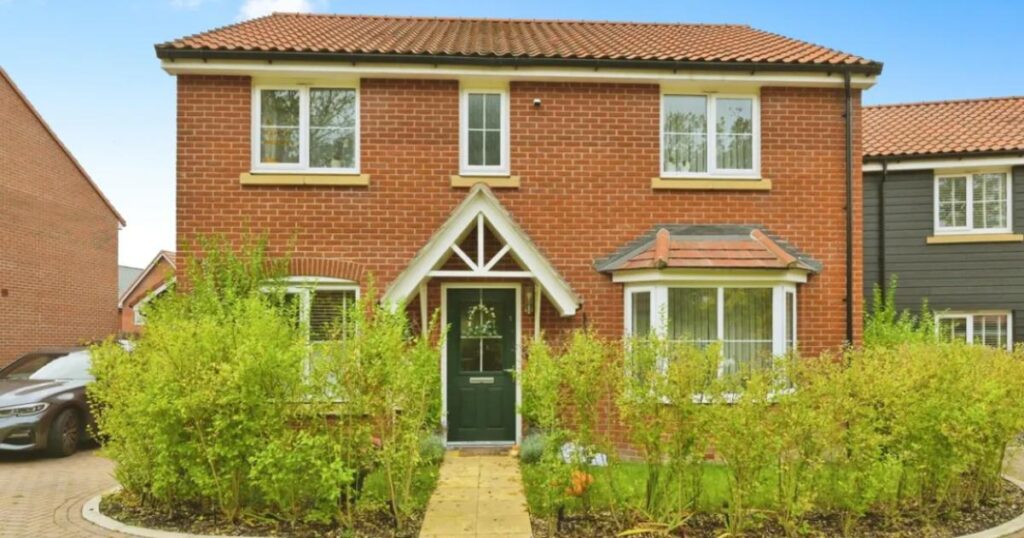 Detached house for sale in Harlow on Kestrel Close for 650k