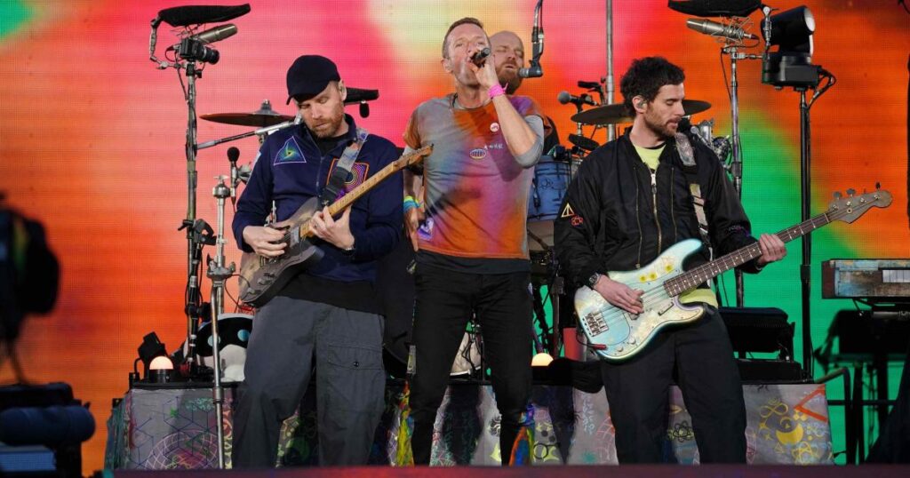 Chris Martin and Jonny Buckland play Hackney church gig