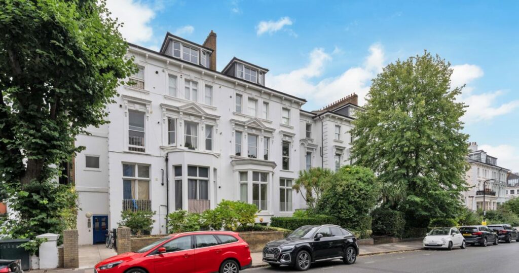 Two-bed apartment in Ormonde Court, Belsize Grove for rent