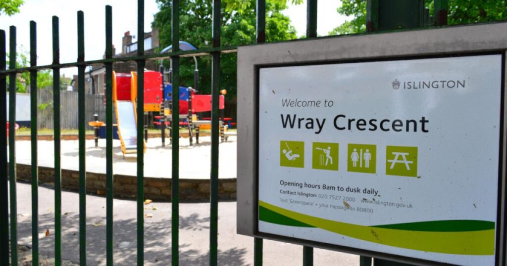 Islington Wray Crescent: Man dies after being unresponsive
