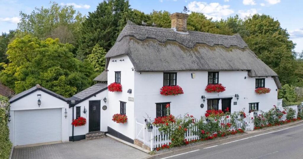 Grade II thatched cottage in Hobbs Cross near Epping
