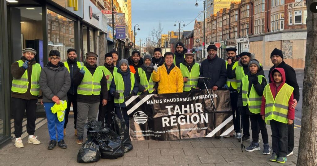 London Muslim youth group busy with New Year’s Day clean-up